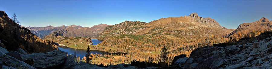 Vista panoramica verso i Laghi Piano Casere e Marcio e le loro montagne, nei caldi colori autunnali